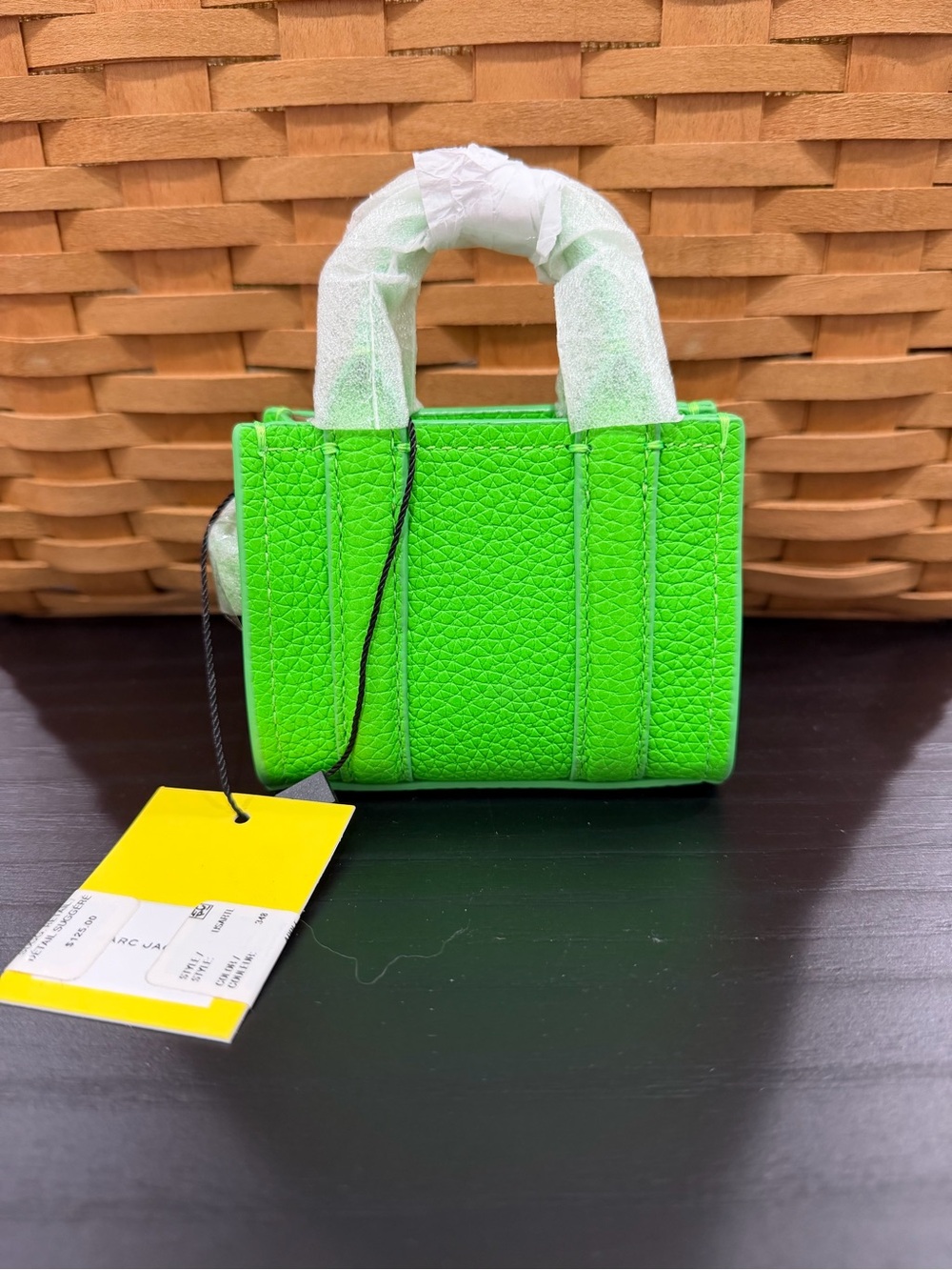 Marc Jacobs The Tote Bag Green Apple Mini Tote Keychain - Picture 2 of 4
